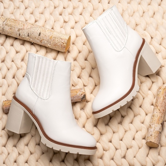 Pierre Dumas Shoes - Clearance White Chelsea Platform Lug Sole Booties size 8.5